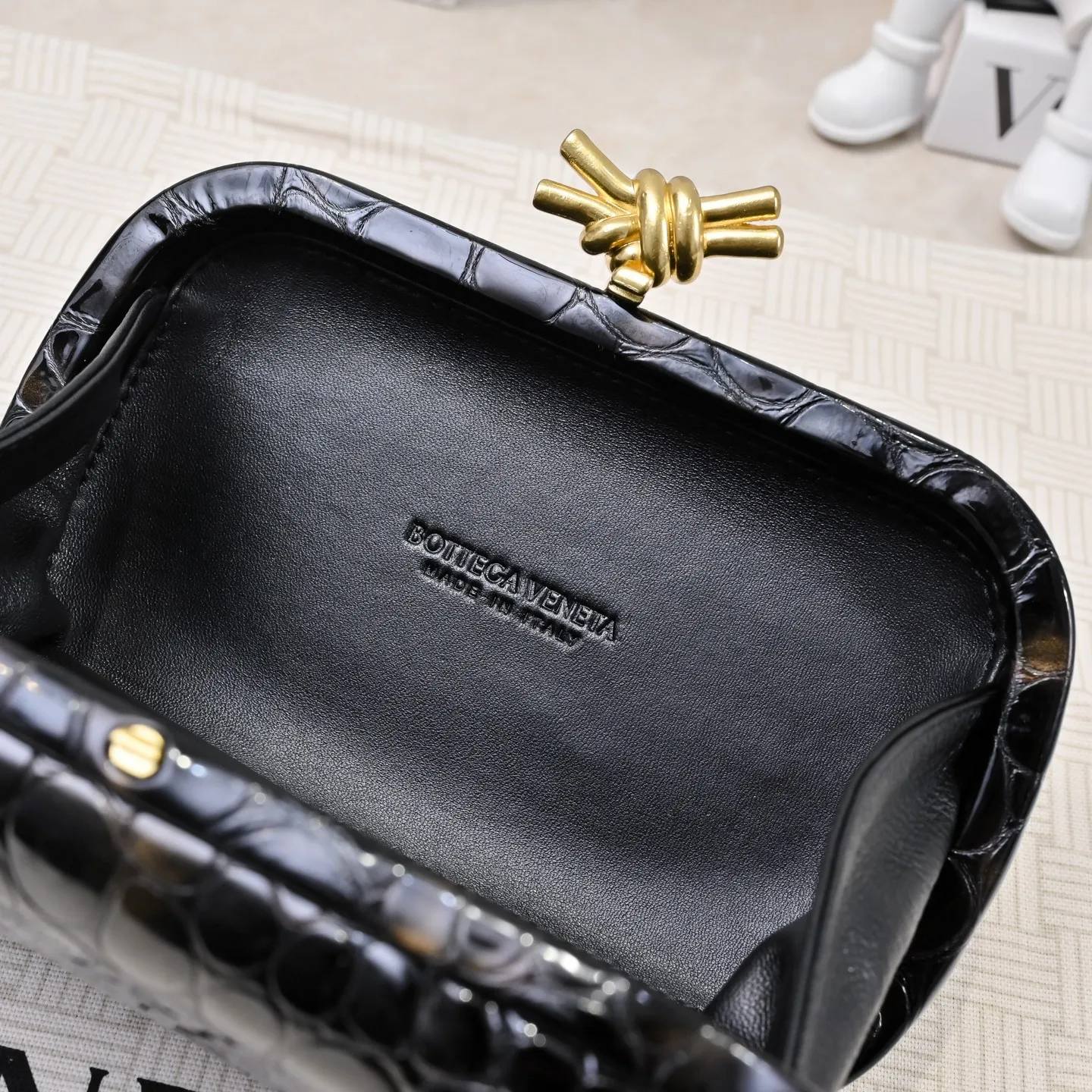 Batch 1560 #BV Knot pearlescent crocodile pattern evening bag series 🐊 Each bag reveals exquisiteness and elegance. It is made of crocodile leather with knot buckle. The leather feels super good and is unforgettable. 🐊 Crocodile pattern is a classic among classics. It looks high-end whenever you take it out ⭐️ The design is small and exquisite, low-key without logo, elegant and generous. Holding it in your hand or hanging it on your wrist will make you look more elegant and charming [Fireworks] Model: 717622 Size: 20x12x5.5